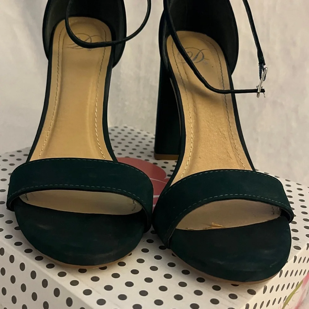 Elegant Women's Heels 7.5 Forest Green soft velvet feel worn to a wedding - Picture 3 of 12